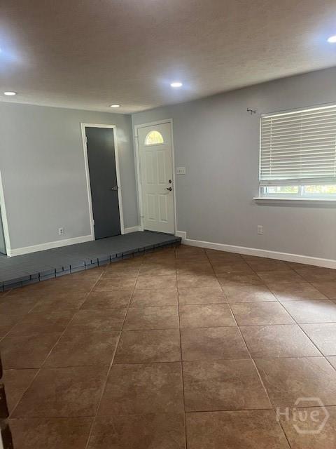 5 Chesterfield Ct, Savannah, GA 31419 - tiled entryway with recessed lighting and baseboards