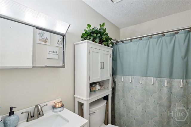 151 Ogeechee Ave, Bloomingdale, GA 31302 - bathroom featuring toilet, curtained shower, vanity, and a textured ceiling