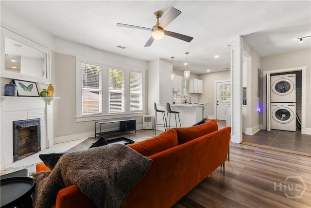 2301 Alaska St, Savannah, GA 31404 - living area featuring stacked washer / drying machine, a ceiling fan, a fireplace, wood finished floors, and recessed lighting