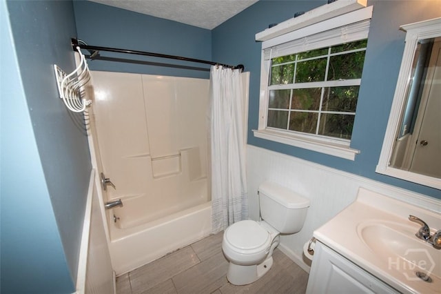 104 Ropemaker Ln, Savannah, GA 31410 - bathroom featuring wainscoting, toilet, vanity, shower / tub combo with curtain, and a textured ceiling