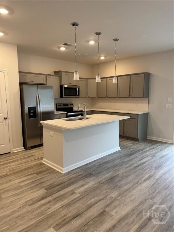 40 Hidden Pointe Dr, Savannah, GA 31419 - kitchen with stainless steel appliances, gray cabinetry, a sink, light wood-style flooring, and recessed lighting