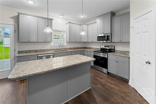 106 Kenwood Cir, Savannah, GA 31302 - kitchen with appliances with stainless steel finishes, gray cabinets, a sink, dark wood finished floors, and recessed lighting