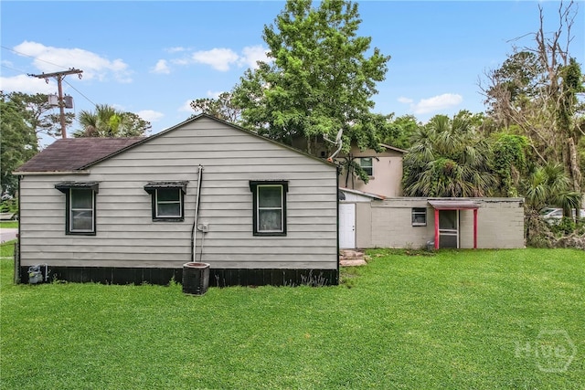 3114 Wright St, Savannah, GA 31404 - back of house with a lawn