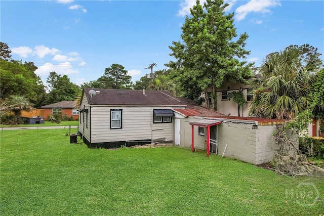 3114 Wright St, Savannah, GA 31404 - rear view of house with a lawn