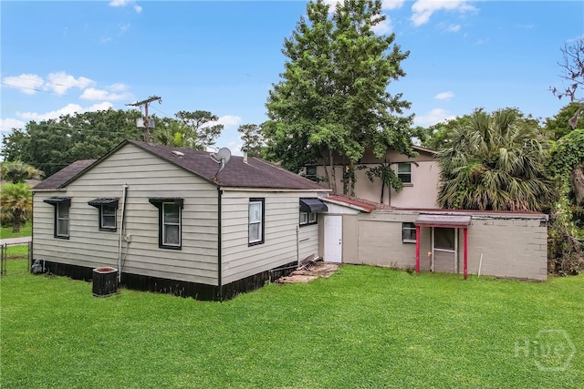 3114 Wright St, Savannah, GA 31404 - rear view of house with a yard