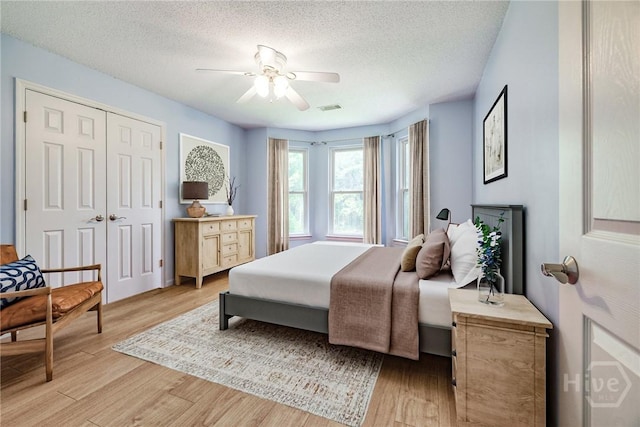 1 Shipyard Ln, Savannah, GA 31406 - bedroom featuring light wood-type flooring, a textured ceiling, a ceiling fan, and a closet
