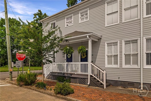 1402 Jefferson St, Savannah, GA 31401 - view of front facade with crawl space and covered porch