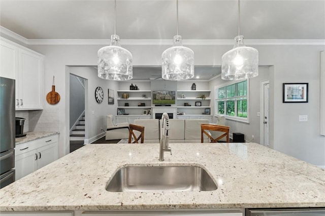 117 Oakcrest Dr W, Savannah, GA 31405 - kitchen featuring open floor plan, white cabinetry, pendant lighting, and stainless steel appliances