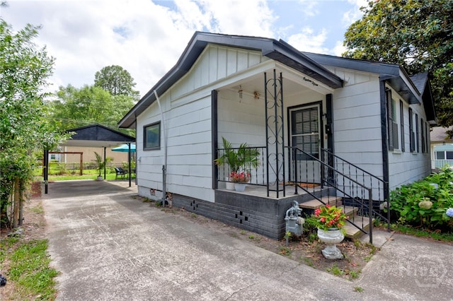 1915 Hawthorne St, Savannah, GA 31404 - view of front of property with crawl space, board and batten siding, and concrete driveway