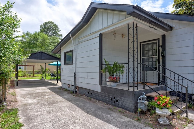 1915 Hawthorne St, Savannah, GA 31404 - view of side of property featuring crawl space, board and batten siding, and driveway