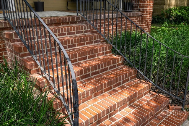 316 E 51st St, Savannah, GA 31405 - exterior view of brick siding
