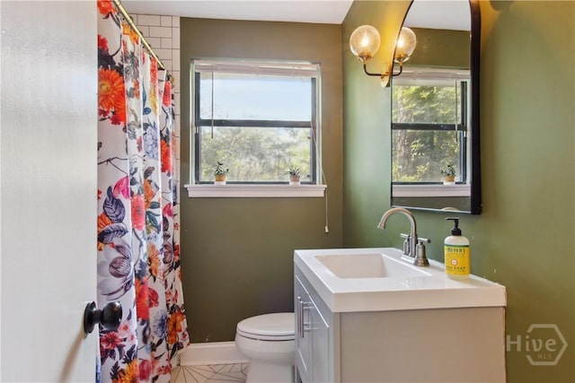 5527 Habersham St, Savannah, GA 31405 - bathroom with vanity, a chandelier, and a shower with curtain