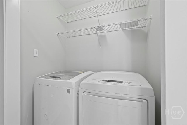 623 E Henry St, Savannah, GA 31401 - laundry room featuring washer and clothes dryer