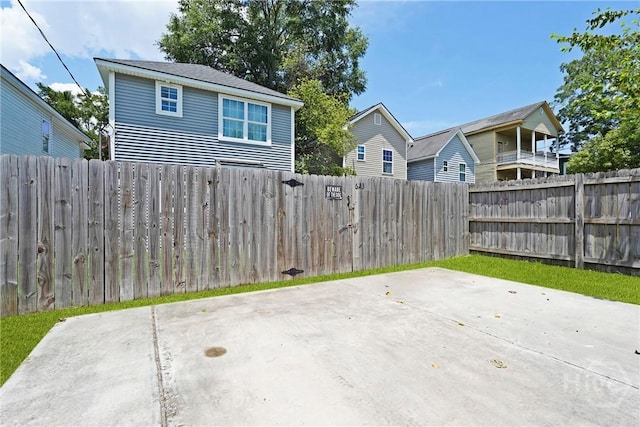 623 E Henry St, Savannah, GA 31401 - fenced backyard with a patio area