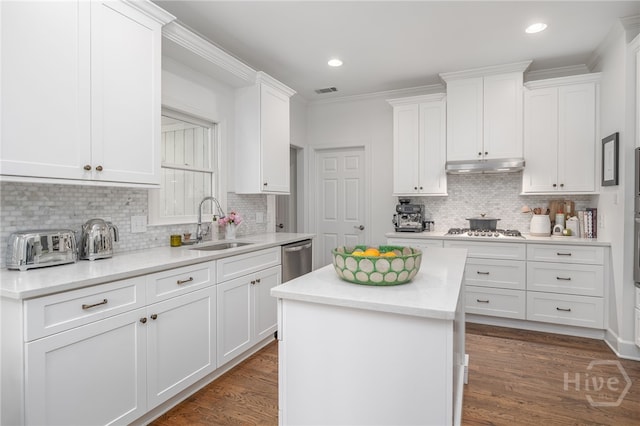 3 Franklin Creek Rd S, Savannah, GA 31411 - kitchen with under cabinet range hood, gas stovetop, dishwasher, white cabinets, and recessed lighting
