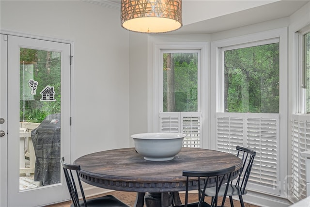 3 Franklin Creek Rd S, Savannah, GA 31411 - dining area featuring crown molding