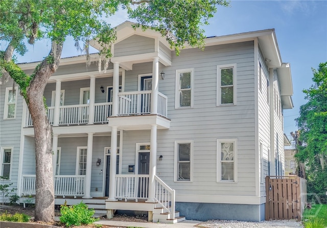 316 E 31st St, Savannah, GA 31401 - view of front facade with a balcony and a porch