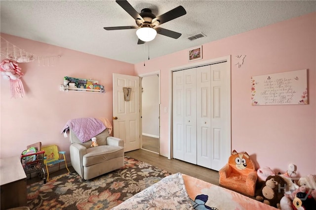 316 Clairemore Cir, Hinesville, GA 31313 - bedroom featuring wood finished floors, a textured ceiling, a closet, and ceiling fan