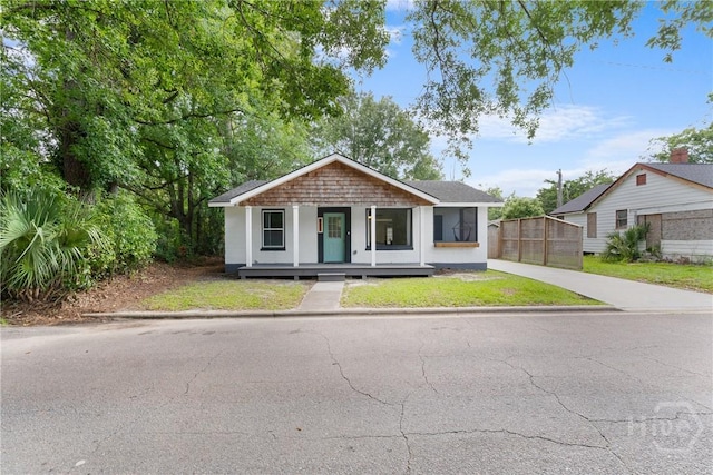 911 Hamilton Ct, Savannah, GA 31401 - bungalow-style home with covered porch and driveway