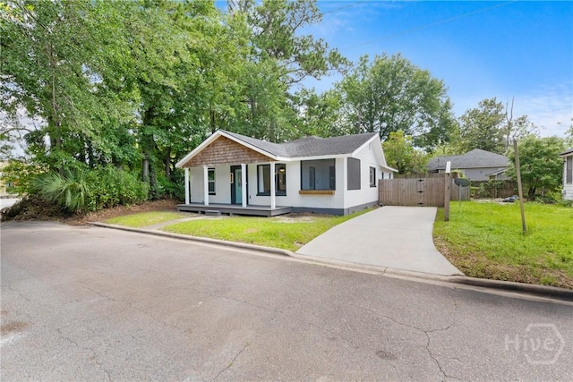 911 Hamilton Ct, Savannah, GA 31401 - ranch-style house featuring driveway, a gate, and a porch