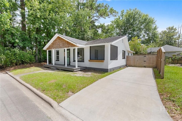 911 Hamilton Ct, Savannah, GA 31401 - view of front facade with covered porch, driveway, and roof with shingles