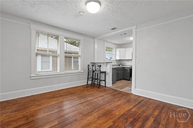 1122 SE 36th St, Savannah, GA 31404 - living room with light wood-style floors and a textured ceiling