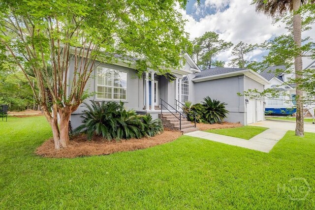 7 Settlers Pt, Savannah, GA 31406 - obstructed view of property featuring stucco siding and a front yard