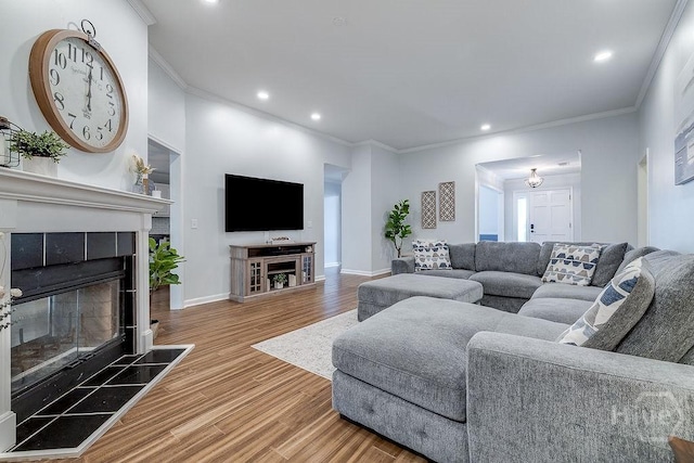 7 Settlers Pt, Savannah, GA 31406 - living room featuring wood finished floors, ornamental molding, recessed lighting, and a tile fireplace