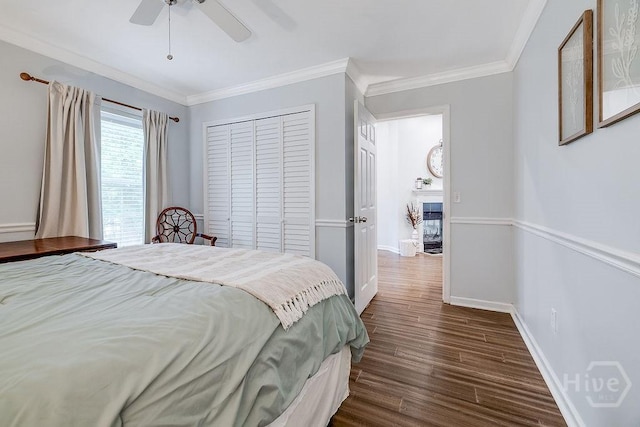 7 Settlers Pt, Savannah, GA 31406 - bedroom featuring dark wood finished floors, crown molding, a closet, and a ceiling fan