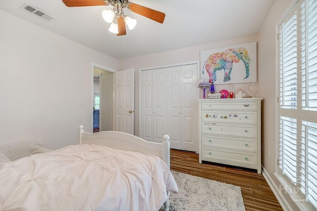 7 Settlers Pt, Savannah, GA 31406 - bedroom with dark wood-style floors, a closet, and a ceiling fan