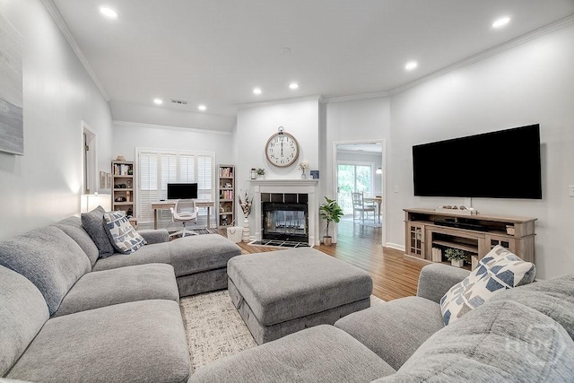7 Settlers Pt, Savannah, GA 31406 - living room featuring ornamental molding, light wood-style flooring, recessed lighting, and a fireplace