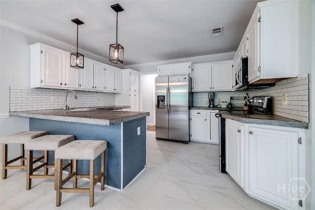 7 Settlers Pt, Savannah, GA 31406 - kitchen with stainless steel appliances, a peninsula, dark countertops, tasteful backsplash, and ornamental molding