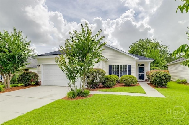 7 Hartland Ct, Savannah, GA 31407 - view of front of home with a garage, driveway, and a front lawn