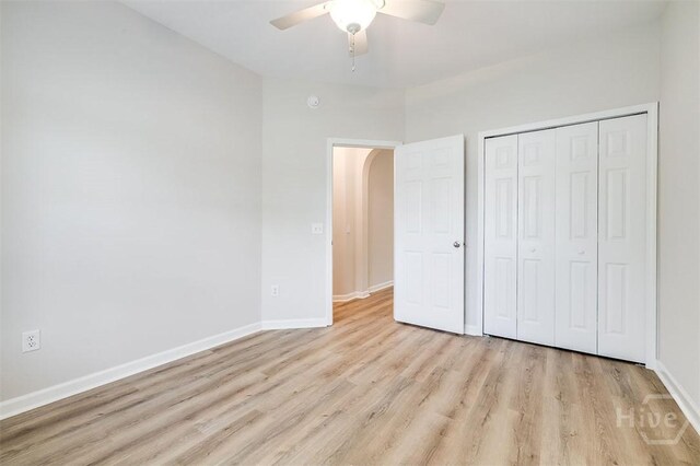 7 Hartland Ct, Savannah, GA 31407 - unfurnished bedroom with light wood finished floors, arched walkways, a closet, and ceiling fan