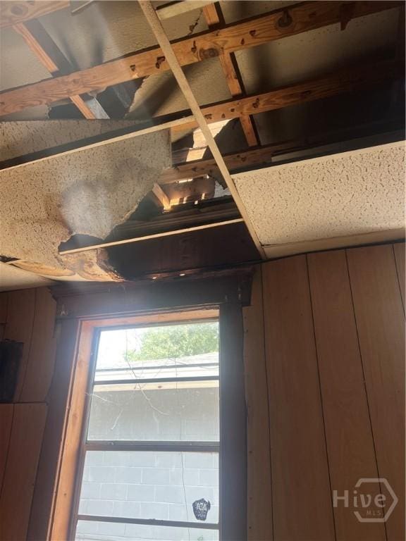2119 Harden St, Savannah, GA 31415 - detailed view of wood walls