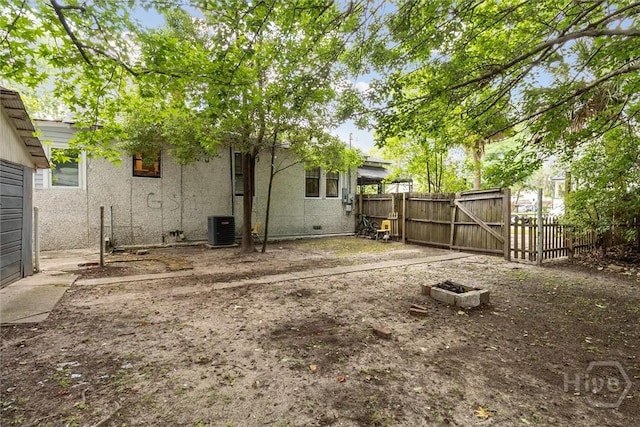 1025 W 40th St, Savannah, GA 31415 - view of yard with a gate