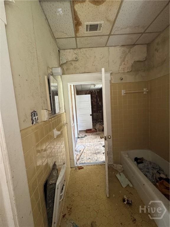 601 W 45th St, Savannah, GA 31405 - hallway with tile walls