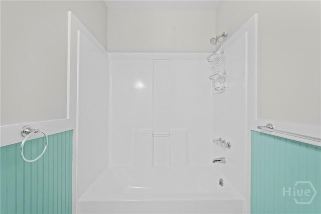 2133 Bacon Park Dr, Savannah, GA 31406 - full bath featuring washtub / shower combination