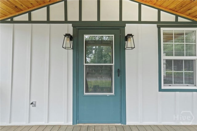 2133 Bacon Park Dr, Savannah, GA 31406 - property entrance with board and batten siding