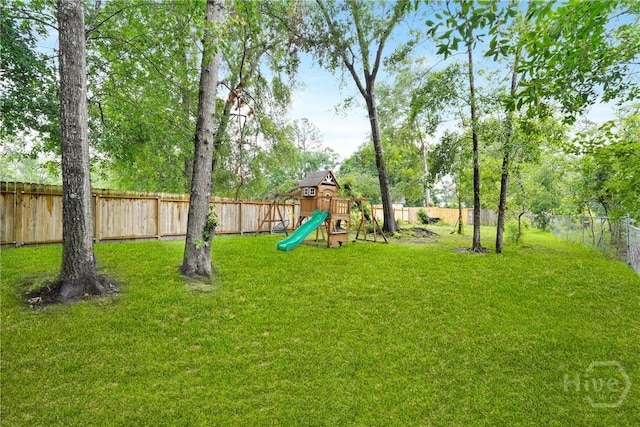 31 Pembroke Pl, Pembroke, GA 31321 - fenced backyard with a playground