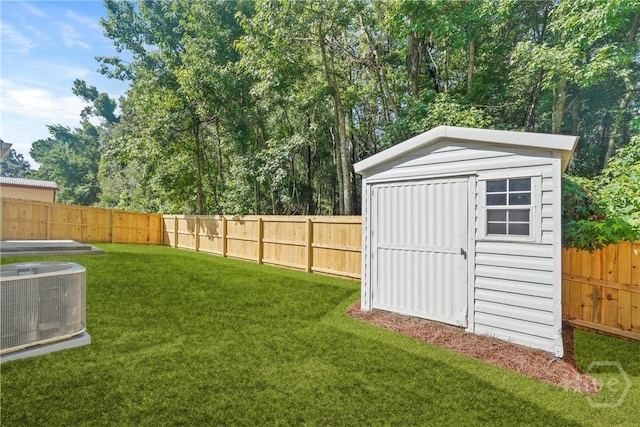 127 Laurel Green Ct, Savannah, GA 31419 - fenced backyard featuring a storage shed