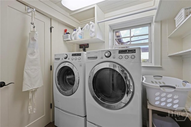 189 E 1st St, Midway, GA 31320 - laundry room featuring washer and dryer