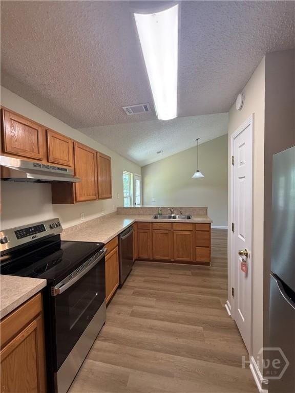 150 Knotty Pine Cir, Springfield, GA 31329 - kitchen with stainless steel appliances, under cabinet range hood, a textured ceiling, light wood-style floors, and light countertops