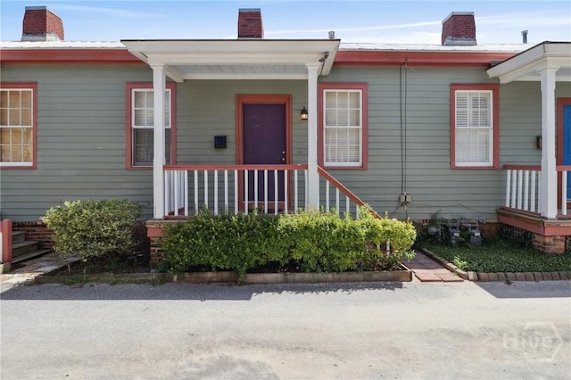 545 E Macon St, Savannah, GA 31401 - bungalow-style home featuring a chimney
