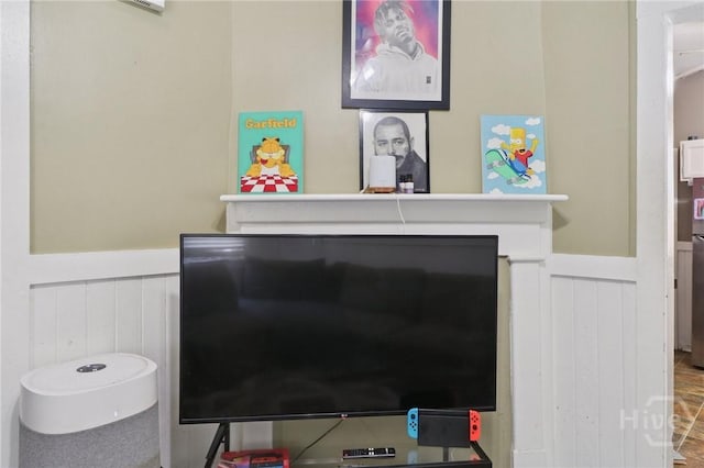 545 E Macon St, Savannah, GA 31401 - detailed view of wainscoting and a decorative wall