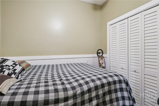 545 E Macon St, Savannah, GA 31401 - carpeted bedroom featuring a closet and wainscoting