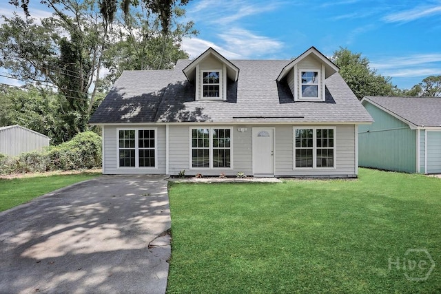 2204 Beaumont Dr, Savannah, GA 31406 - new england style home featuring a front lawn and roof with shingles