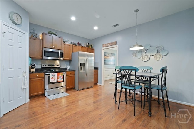 227 Chippingwood Cir, Pooler, GA 31322 - kitchen featuring stainless steel appliances, dark countertops, light wood-style flooring, hanging light fixtures, and recessed lighting