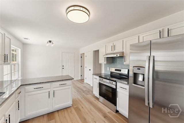 413 Roberts Way, Rincon, GA 31326 - kitchen featuring stainless steel appliances, under cabinet range hood, white cabinetry, decorative backsplash, and light wood-type flooring