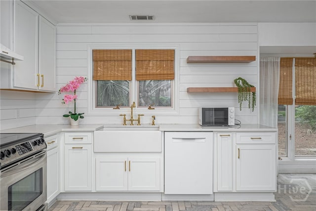 9 Bowline Ct, Savannah, GA 31411 - kitchen with electric range, light countertops, and white cabinets